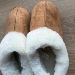 Cozy Tan and White Men's Slippers